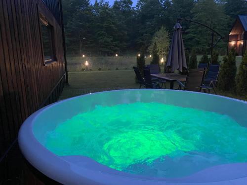 Przystanek Kistówko komfortowe domki z jacuzzi, staw wędkarski, kominek, las, przestrzeń