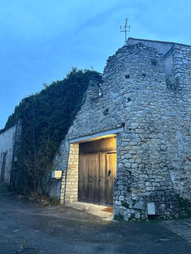 Exterior view, Muraille du chateau avec jacuzzi in Nemours
