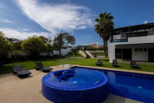 Beautiful house with swimming pool, jacuzzi, pickleball court and steam room Beautiful house with swimming pool, jacuzzi, pickleball court and steam room