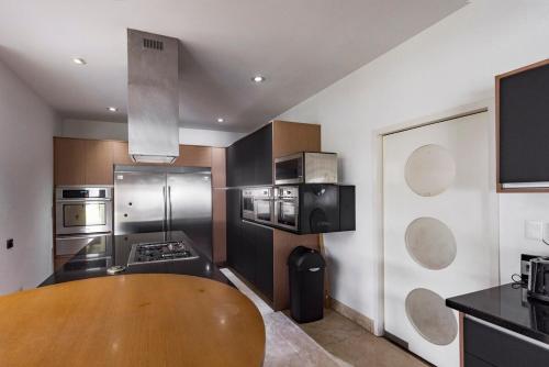 Beautiful house with swimming pool, jacuzzi, pickleball court and steam room Beautiful house with swimming pool, jacuzzi, pickleball court and steam room