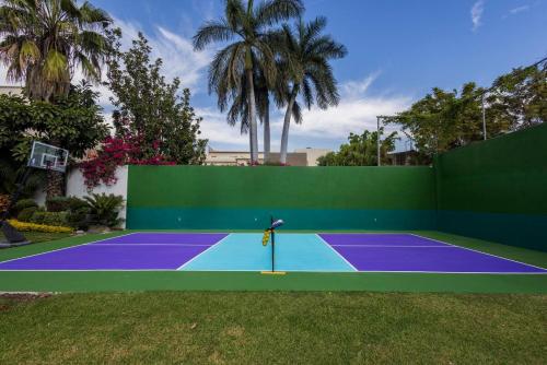 Beautiful house with swimming pool, jacuzzi, pickleball court and steam room Beautiful house with swimming pool, jacuzzi, pickleball court and steam room