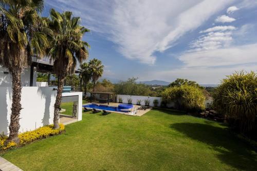 Beautiful house with swimming pool, jacuzzi, pickleball court and steam room Beautiful house with swimming pool, jacuzzi, pickleball court and steam room