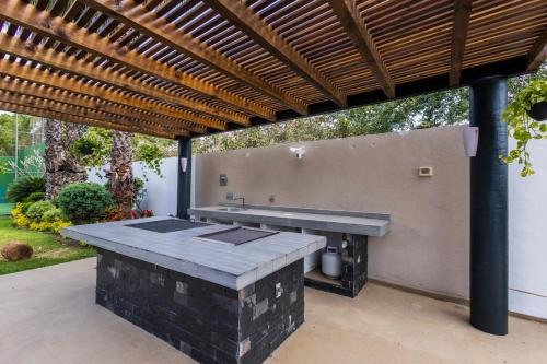 Beautiful house with swimming pool, jacuzzi, pickleball court and steam room Beautiful house with swimming pool, jacuzzi, pickleball court and steam room