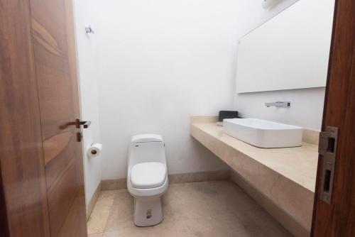 Beautiful house with swimming pool, jacuzzi, pickleball court and steam room Beautiful house with swimming pool, jacuzzi, pickleball court and steam room