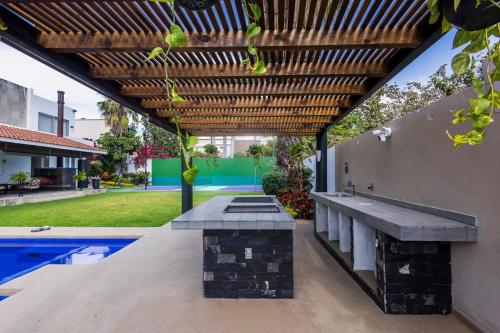 Beautiful house with swimming pool, jacuzzi, pickleball court and steam room Beautiful house with swimming pool, jacuzzi, pickleball court and steam room