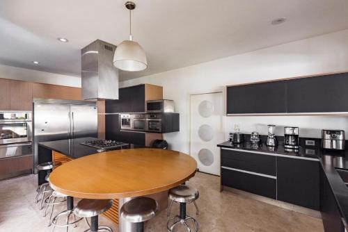 Beautiful house with swimming pool, jacuzzi, pickleball court and steam room Beautiful house with swimming pool, jacuzzi, pickleball court and steam room