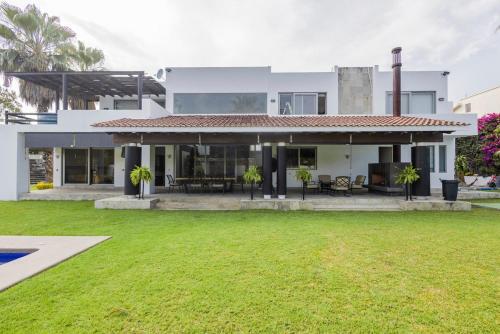 Beautiful house with swimming pool, jacuzzi, pickleball court and steam room Beautiful house with swimming pool, jacuzzi, pickleball court and steam room