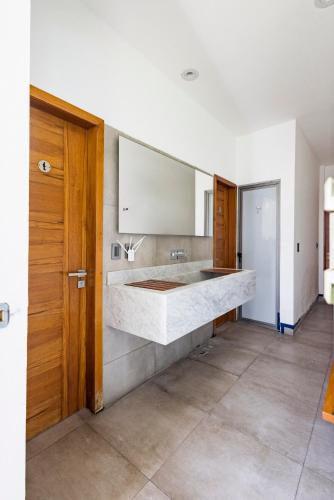 Beautiful house with swimming pool, jacuzzi, pickleball court and steam room Beautiful house with swimming pool, jacuzzi, pickleball court and steam room