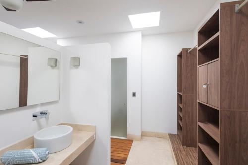 Beautiful house with swimming pool, jacuzzi, pickleball court and steam room Beautiful house with swimming pool, jacuzzi, pickleball court and steam room