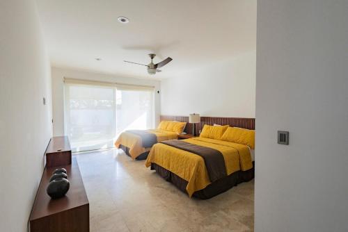 Beautiful house with swimming pool, jacuzzi, pickleball court and steam room Beautiful house with swimming pool, jacuzzi, pickleball court and steam room