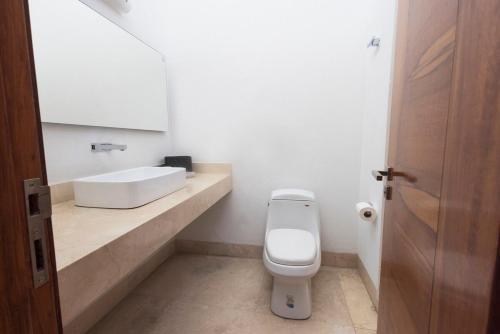 Beautiful house with swimming pool, jacuzzi, pickleball court and steam room Beautiful house with swimming pool, jacuzzi, pickleball court and steam room