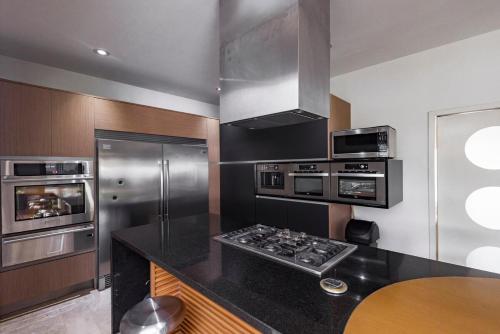 Beautiful house with swimming pool, jacuzzi, pickleball court and steam room Beautiful house with swimming pool, jacuzzi, pickleball court and steam room