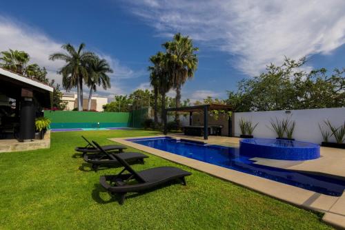 Beautiful house with swimming pool, jacuzzi, pickleball court and steam room Beautiful house with swimming pool, jacuzzi, pickleball court and steam room