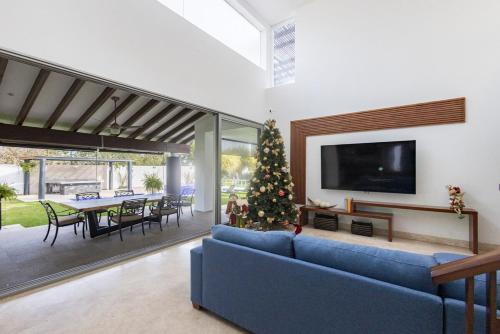 Beautiful house with swimming pool, jacuzzi, pickleball court and steam room Beautiful house with swimming pool, jacuzzi, pickleball court and steam room