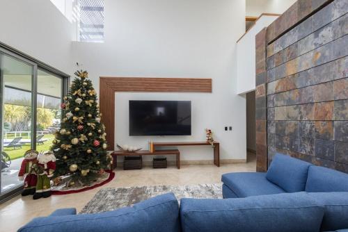 Beautiful house with swimming pool, jacuzzi, pickleball court and steam room Beautiful house with swimming pool, jacuzzi, pickleball court and steam room