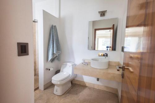 Beautiful house with swimming pool, jacuzzi, pickleball court and steam room Beautiful house with swimming pool, jacuzzi, pickleball court and steam room