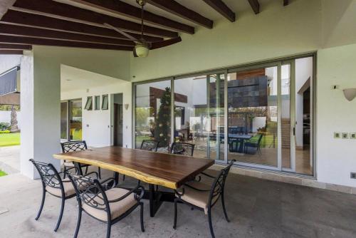 Beautiful house with swimming pool, jacuzzi, pickleball court and steam room Beautiful house with swimming pool, jacuzzi, pickleball court and steam room