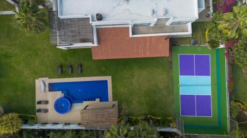 Beautiful house with swimming pool, jacuzzi, pickleball court and steam room Beautiful house with swimming pool, jacuzzi, pickleball court and steam room