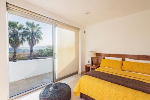 Beautiful house with swimming pool, jacuzzi, pickleball court and steam room Beautiful house with swimming pool, jacuzzi, pickleball court and steam room