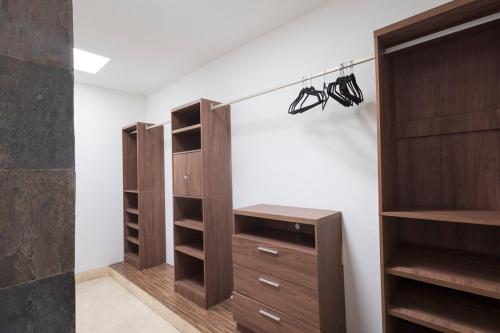 Beautiful house with swimming pool, jacuzzi, pickleball court and steam room Beautiful house with swimming pool, jacuzzi, pickleball court and steam room