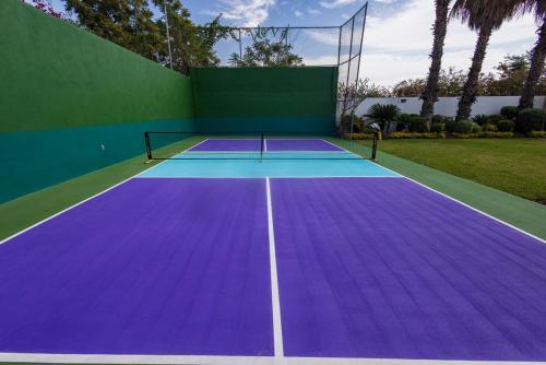 Beautiful house with swimming pool, jacuzzi, pickleball court and steam room Beautiful house with swimming pool, jacuzzi, pickleball court and steam room