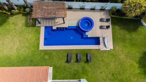 Beautiful house with swimming pool, jacuzzi, pickleball court and steam room Beautiful house with swimming pool, jacuzzi, pickleball court and steam room