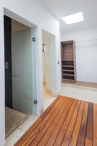 Beautiful house with swimming pool, jacuzzi, pickleball court and steam room Beautiful house with swimming pool, jacuzzi, pickleball court and steam room