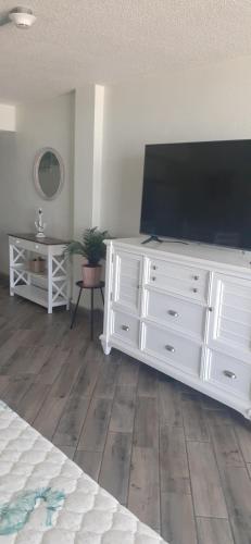 King Studio with Kitchen -Oceanfront image 4