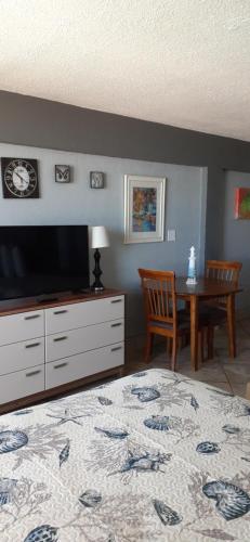 Studio with Kitchen - Oceanfront image 6