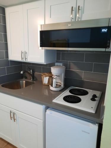Studio with Kitchen - Oceanfront room in Daytona Beach Hawaiian Inn