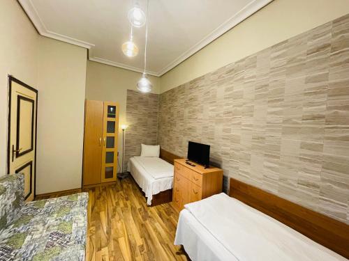 The English Guest House - image 12