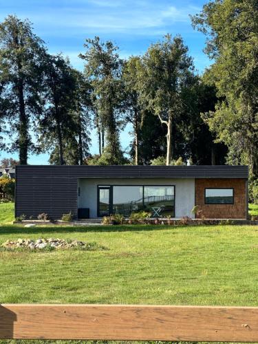 Comoda casa moderna con piscina y bosque