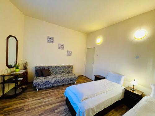 The English Guest House - image 6