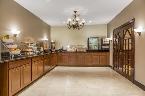 Regency Inn &Suites