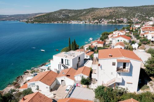 One-Bedroom Apartment - Sea Side image 2