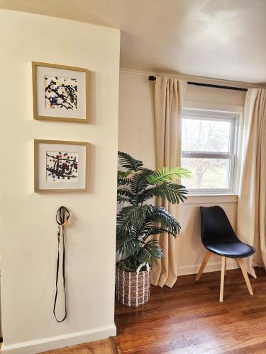 Chic Spacious Apt Near Attractions/Food/EWR/NYC in West Orange, USA
