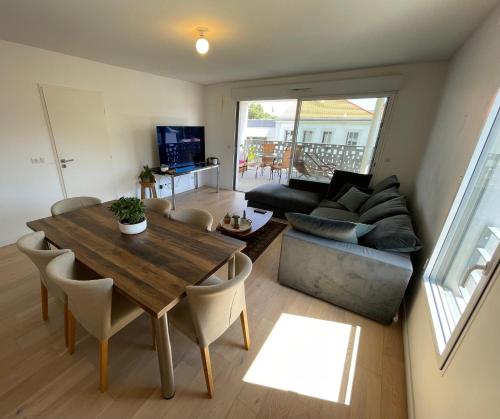 Large apartment with air conditioning, terrace and parking, Montpellier