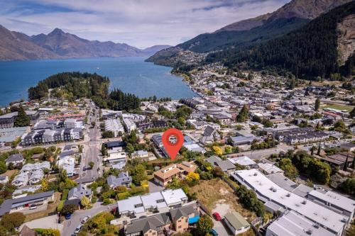 Remarkable View in Central Queenstown - image 9