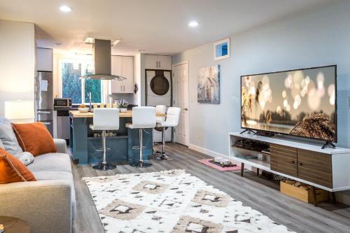 New Oasis -Spa -Firepit -BBQ- Decks-Pet friendly New Oasis -Spa -Firepit -BBQ- Decks-Pet friendly