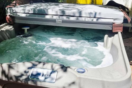 New Oasis -Spa -Firepit -BBQ- Decks-Pet friendly New Oasis -Spa -Firepit -BBQ- Decks-Pet friendly