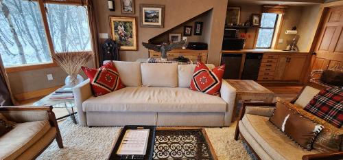 Curated Lux Treetop Sundance Ski cabin Curated Lux Treetop Sundance Ski cabin