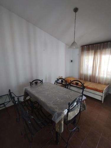 Three-Bedroom House image 2