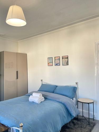 Cosy Double rooms a stones throw from Wembley Stadium, Londyn