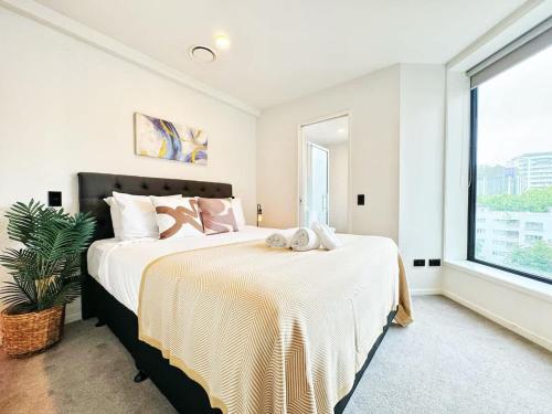 One-Bed Urban Escape with Pool Gym & Sauna, Окленд