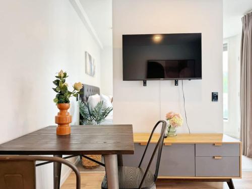 One-Bed Urban Escape with Pool Gym & Sauna, Окленд (фото 5)