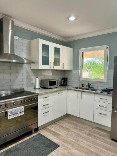 Utvendig, 2Bed Modern Condo with AC, Pool, Rooftop patio, 5 Min to Beach in Oistins