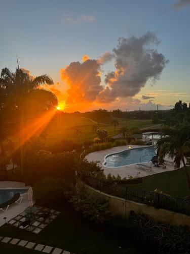 Omgivelser, 2Bed Modern Condo with AC, Pool, Rooftop patio, 5 Min to Beach in Oistins