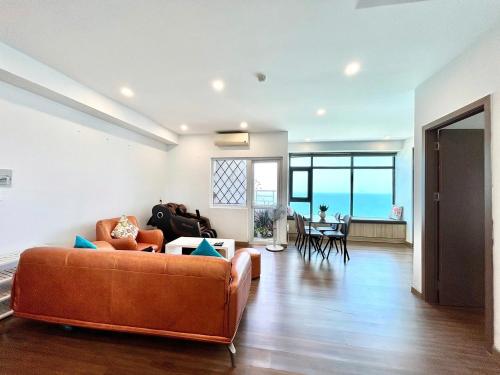 Beachfront Four-Bedroom Apartment 140m2