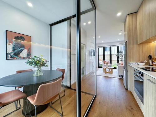 City Haven Retreat - Stylish 2BR Townhouse vs AC & Backyard, Окленд (фото 6)