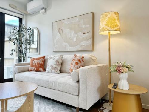 City Haven Retreat - Stylish 2BR Townhouse vs AC & Backyard, Окленд (фото 9)